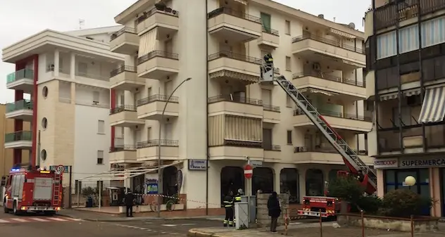 Vento forte: caduta di intonaco e calcinacci da un palazzo di via delle Baleari