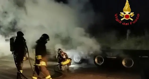 Orosei. Fiamme su rimorchio di un articolato sulla Strada Provinciale 25