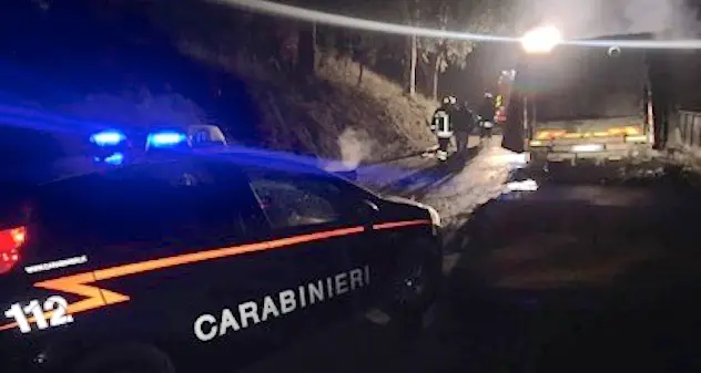 Bruciato un camion della nettezza urbana