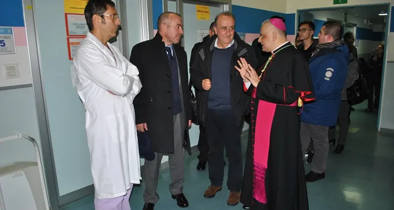 Monsignor Gian Franco Saba: «Porgiamo la mano per aiutare il prossimo lungo il cammino»