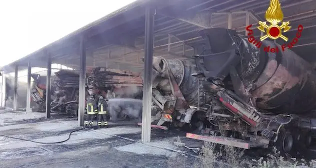 Grosso incendio distrugge cinque autobetoniere