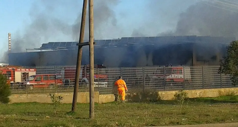 Panico a Villacidro. A fuoco lo storico biscottificio Gran Sole