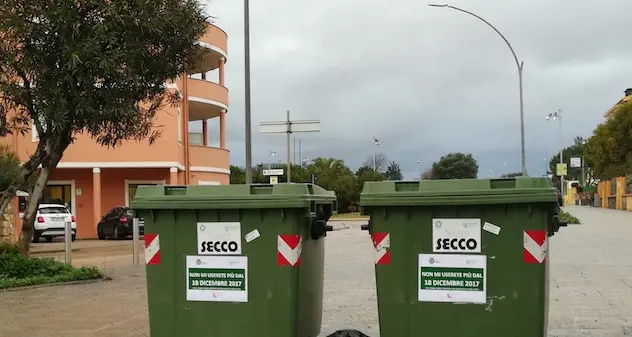 Con l'avvio del nuovo servizio di raccolta differenziata con il porta a porta ad Alghero è caccia ai cassonetti