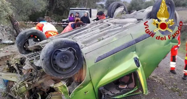 Auto si ribalta sulla provinciale 58 Nuoro-Orgosolo: feriti due fratelli