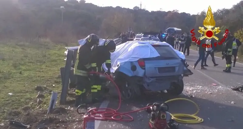 Tragedia nel giorno di Natale: auto esce fuori strada, due morti e un ferito grave