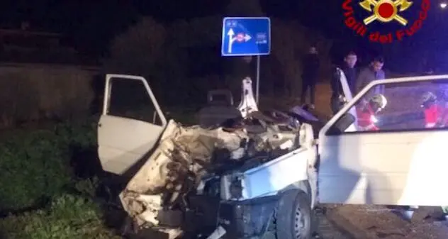 Auto tranciata da guardrail: gravi tre giovani di Siniscola