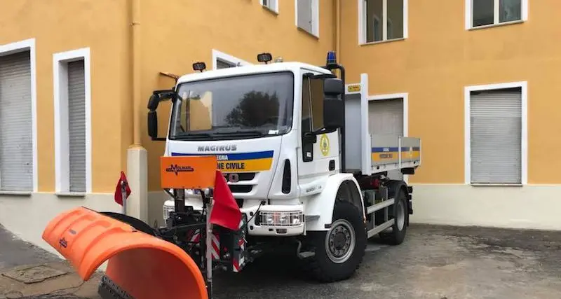 Nevica, ma gli spazzaneve rimangono bloccati: esplode la polemica