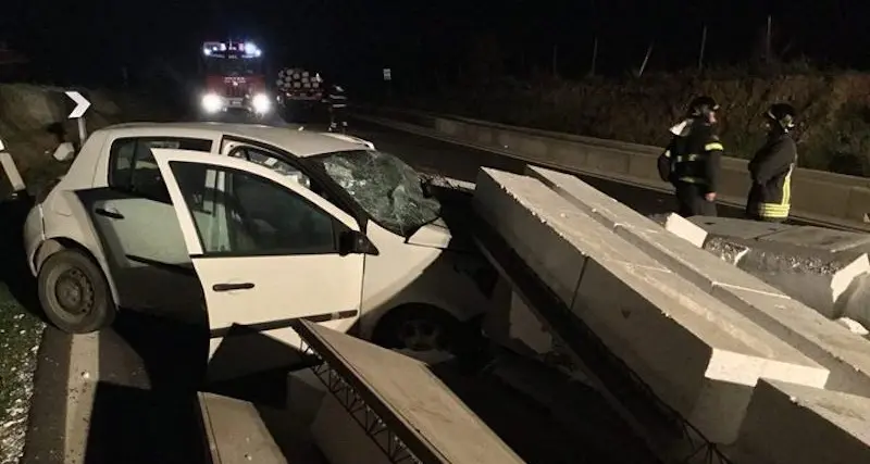 Grave incidente lungo la Statale 293: camion perde piloni di cemento che investono un’auto