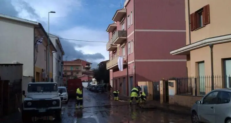 Olbia. Dopo la pioggia il fuoco: un incendio distrugge biancheria e abbigliamento in una lavanderia