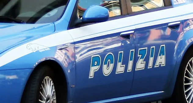 Uomo di 46 anni aggredisce i familiari e gli agenti di Polizia: arrestato