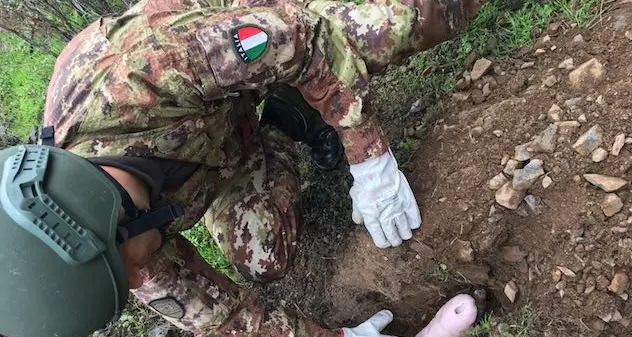 Gli artificieri della Brigata Sassari fanno brillare un ordigno risalente alla Seconda Guerra Mondiale