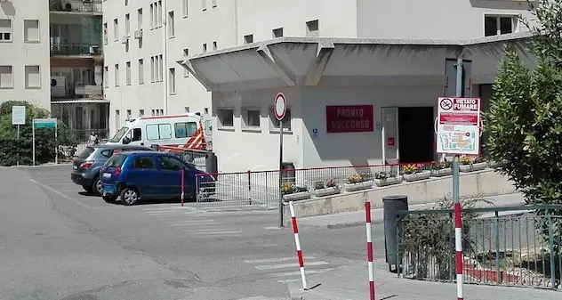 Sorpresi con la sigaretta nei cortili del presidio ospedaliero dell'Aou di Sassari: sanzionate dieci persone