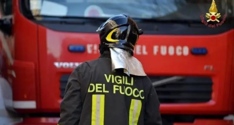 Albero sradicato dalle raffiche di maestrale precipita sui binari, treni bloccati a Macomer