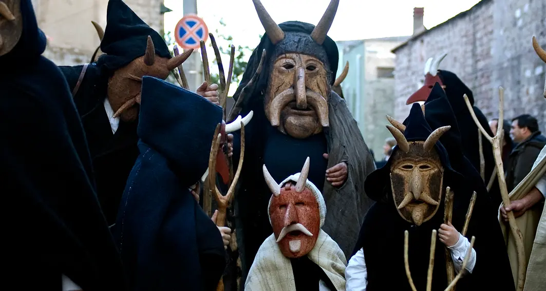 A Oliena si apre il carnevale con le Invasioni Barbariche delle maschere tradizionali