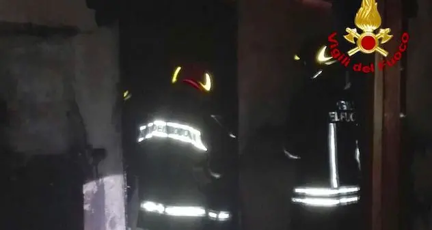 Fuoco in casa mentre dormono: paura per una coppia