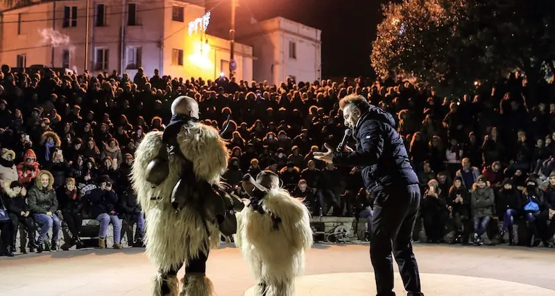 Oliena, travolta dal successo del Carnevale tradizionale, abbraccia e incorona Dolores Turchi