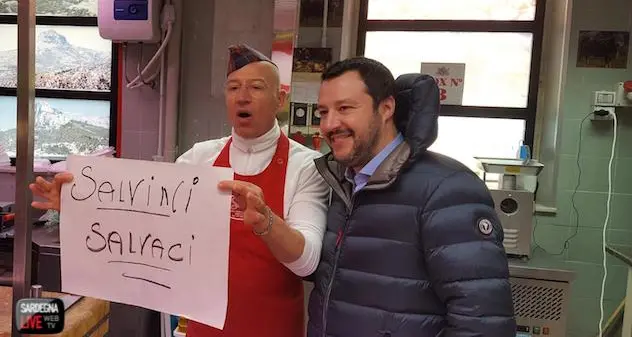 Salvini a Cagliari: “Mi approccio con umiltà alla vostra cultura” | VIDEO