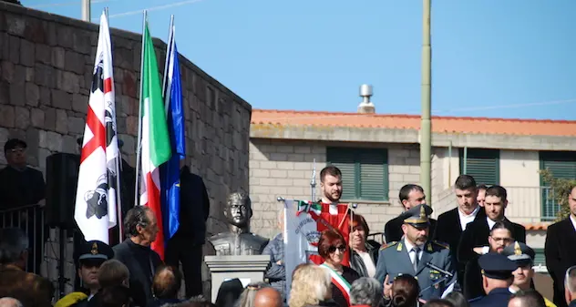 Un busto in bronzo in onore del finanziere Efisio Satta, Medaglia d'Argento al valor militare