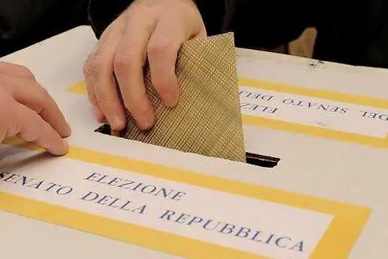 Voters for Italian general election in a Turin\\'s polling station, Italy, 24 February 2013.\\nANSA/ALESSANDRO DI MARCO