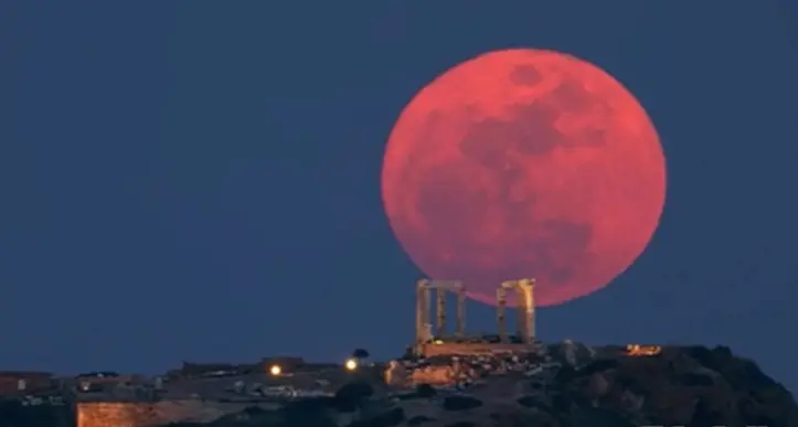 Ecco la superluna vestita di blu e di rosso