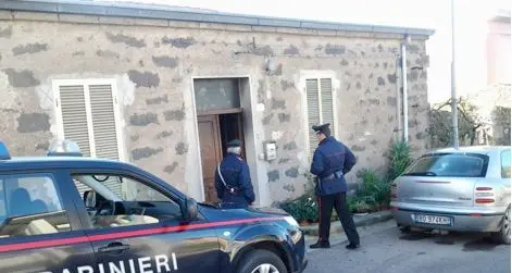 Pozzomaggiore. Incendio in casa, i carabinieri salvano una coppia di anziani e domano le fiamme