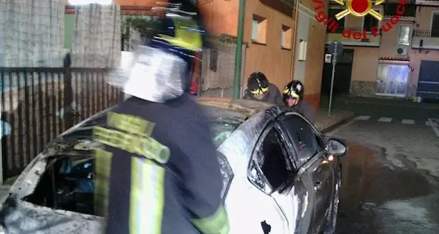 Incendio a Villasimius: auto distrutta dalle fiamme