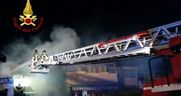 Incendio in una villetta di due piani
