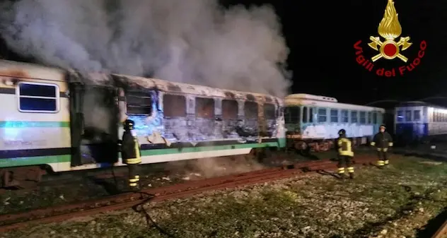 Monserrato: a fuoco treno fermo sui binari