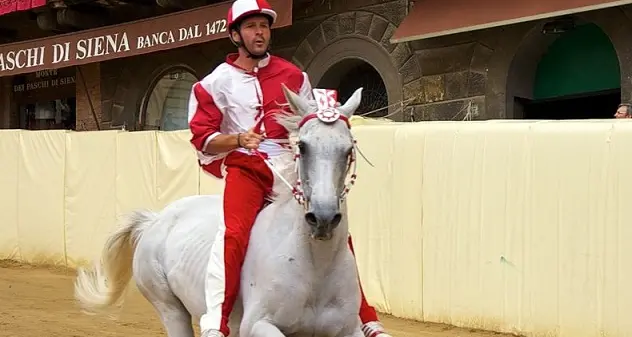 Incidente in auto. Muore Andrea Mari, fantino del Palio di Siena