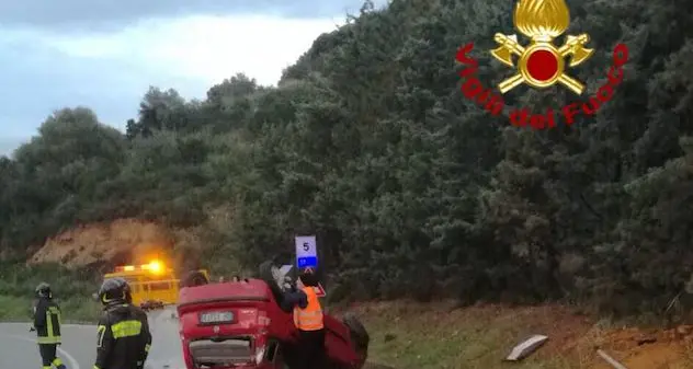 Auto esce di strada e si ribalta: ferita una ragazza