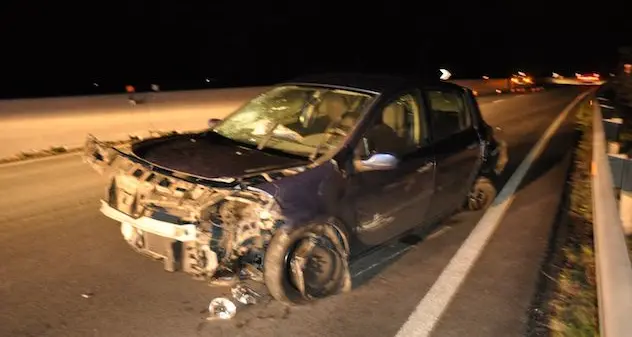 Perde il controllo dell'auto durante un sorpasso e urta una Clio che finisce contro la barriera di cemento