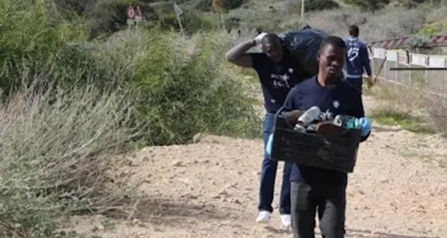 Scout e migranti ripuliscono la spiaggia di Calamosca e gli ex fortini militari