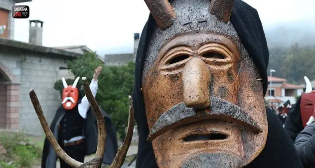 A Orani la sfilata delle maschere tradizionali organizzata dal Gruppo Su Bundhu