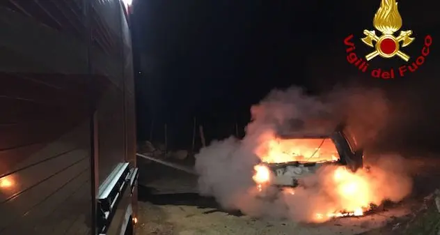 Auto rubata in fiamme nella notte