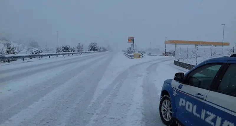 Nevica in Barbagia, la Polizia stradale raccomanda prudenza e attenzione per chi si mette in viaggio