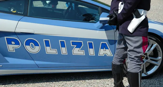 Blitz della Polizia nei circoli privati, scoperti 13 apparecchi illegali