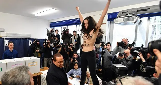 Femen a seno nudo contesta Berlusconi al seggio: \"Sei scaduto\"