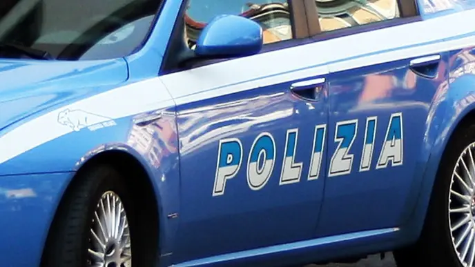 Tenta di accoltellare un poliziotto e ne ferisce cinque: 14enne arrestata a Firenze