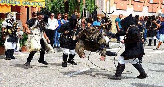 “Mascaras”, le maschere di Seui e gli antichi riti barbaricini sbarcano in Corsica