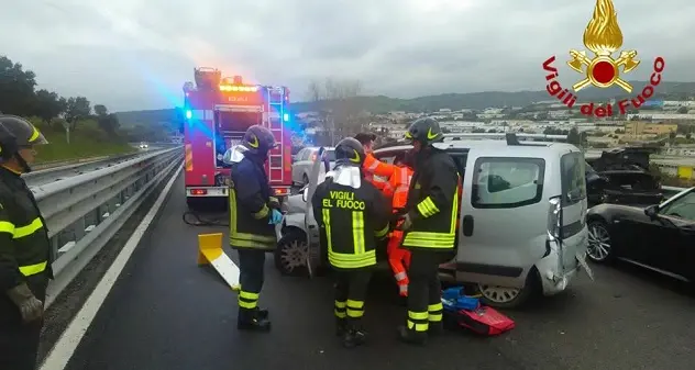 Incidente lungo la SS 131 DCN: due feriti