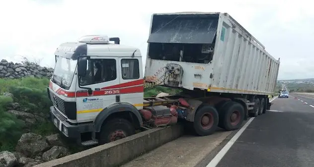 Compattatore finisce fuori strada: rallentamenti al traffico sulla SS 131