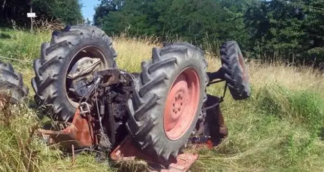 Muore schiacciato dal trattore