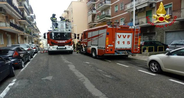 Piogge intense, tetto allagato in un palazzo: intervengono i Vigili del Fuoco