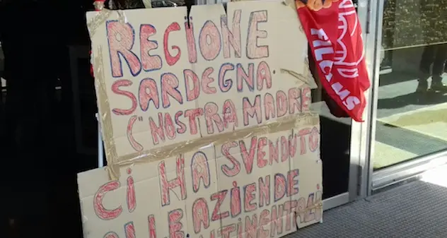 Vigilanza, posto di lavoro a rischio per 200 lavoratori: protesta sotto il palazzo della Regione