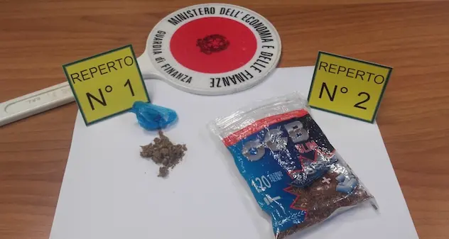 Controlli della Guardia di finanza: droga alla fermata dell'autobus