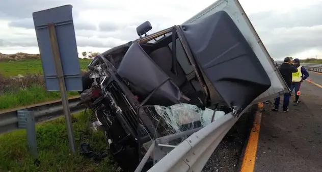 Camion esce di strada sulla SS 131 e si ribalta: rallentamenti in corso