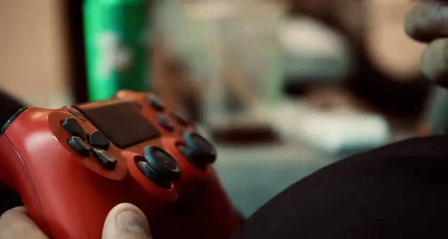 Esplode di rabbia dopo sconfitta ai videogame: impugna un coltello e massacra i vicini