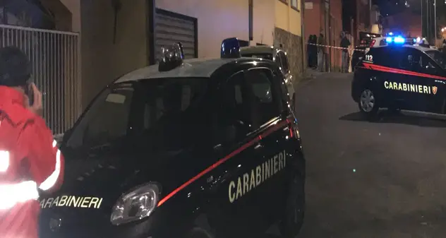 Incendio a due auto, paura per due anziani in casa a rischio intossicazione