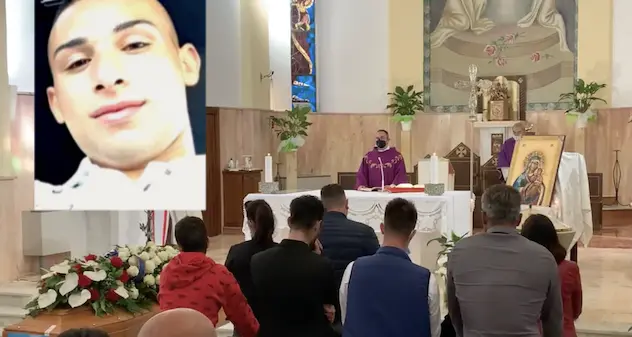 Alà dei Sardi. L’ultimo saluto a Matteo Ledda, gli amici: “Saremo sempre vicini alla tua famiglia”