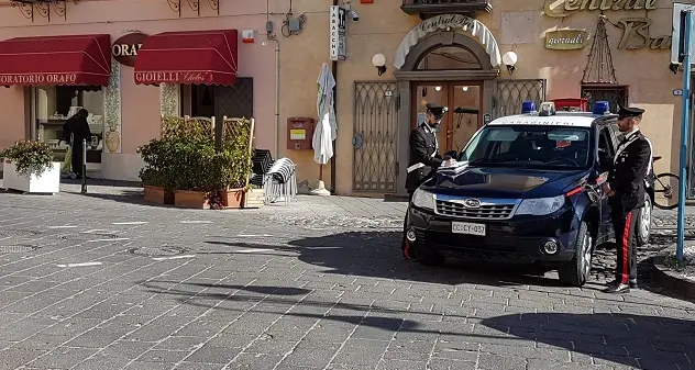 Ruba una collana d'oro da una gioielleria, individuato dai carabinieri